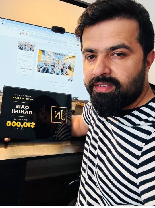Qais Rahimi with his $10,000 sales award
